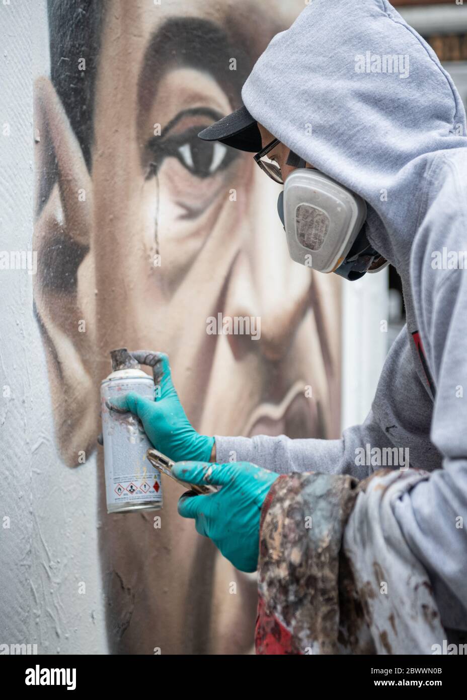 Manchester, Regno Unito. 03 giugno 2020. L'artista di strada Akse P19, mette i tocchi finali al suo murale di George Floyd. Credit: SOPA Images Limited/Alamy Live News Foto Stock