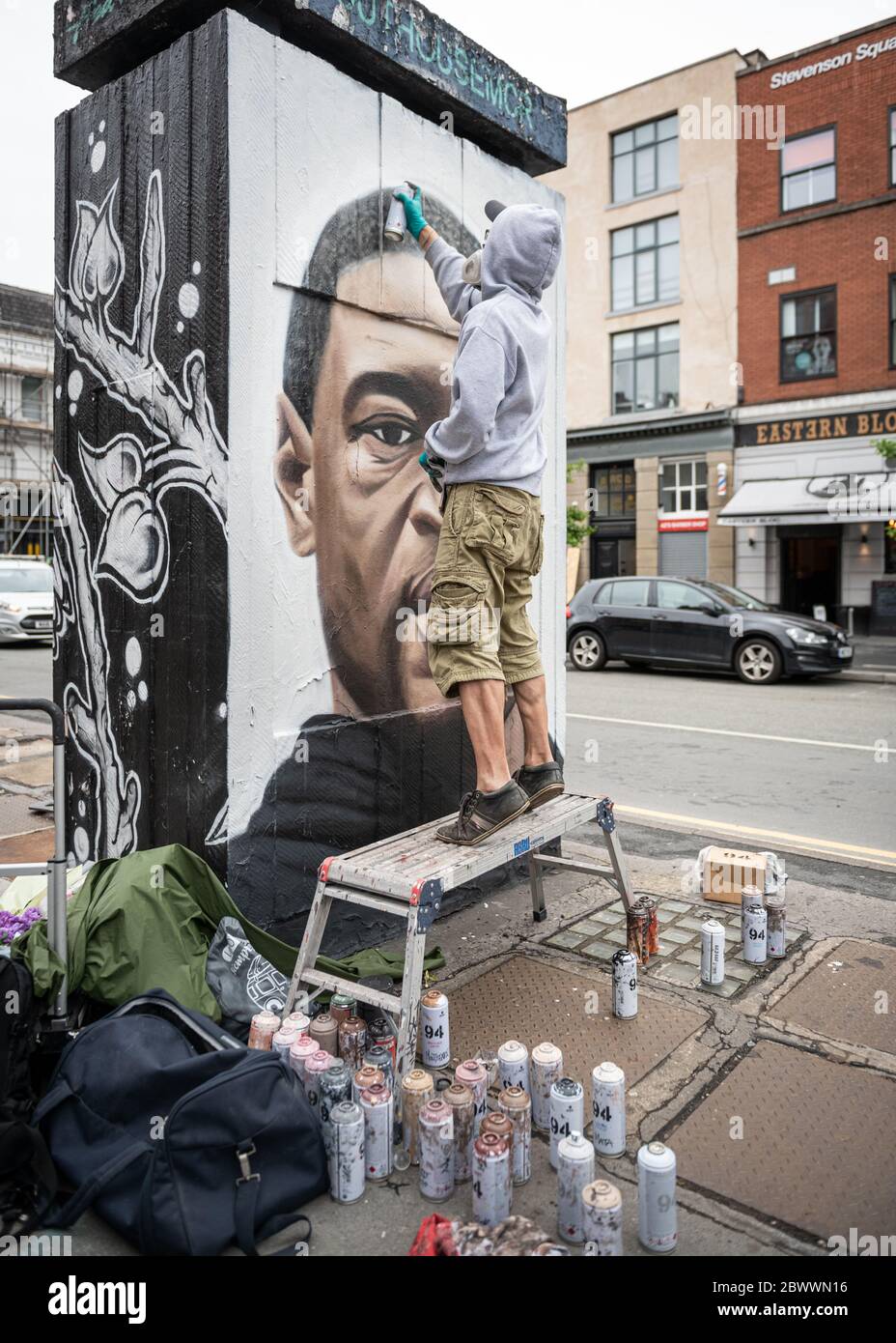 Manchester, Regno Unito. 03 giugno 2020. L'artista di strada Akse P19, mette i tocchi finali al suo murale di George Floyd. Credit: SOPA Images Limited/Alamy Live News Foto Stock