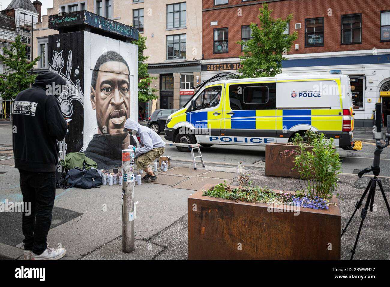 Manchester, Regno Unito. 03 giugno 2020. La polizia passa davanti al Street artist Akse P19, che mette i tocchi finali al murale di George Floyd. Credit: SOPA Images Limited/Alamy Live News Foto Stock