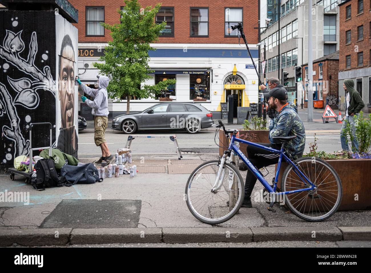 Manchester, Regno Unito. 03 giugno 2020. Con un piccolo gruppo di spettatori, l'artista di strada Akse P19, mette i tocchi finali al suo murale di George Floyd. Credit: SOPA Images Limited/Alamy Live News Foto Stock