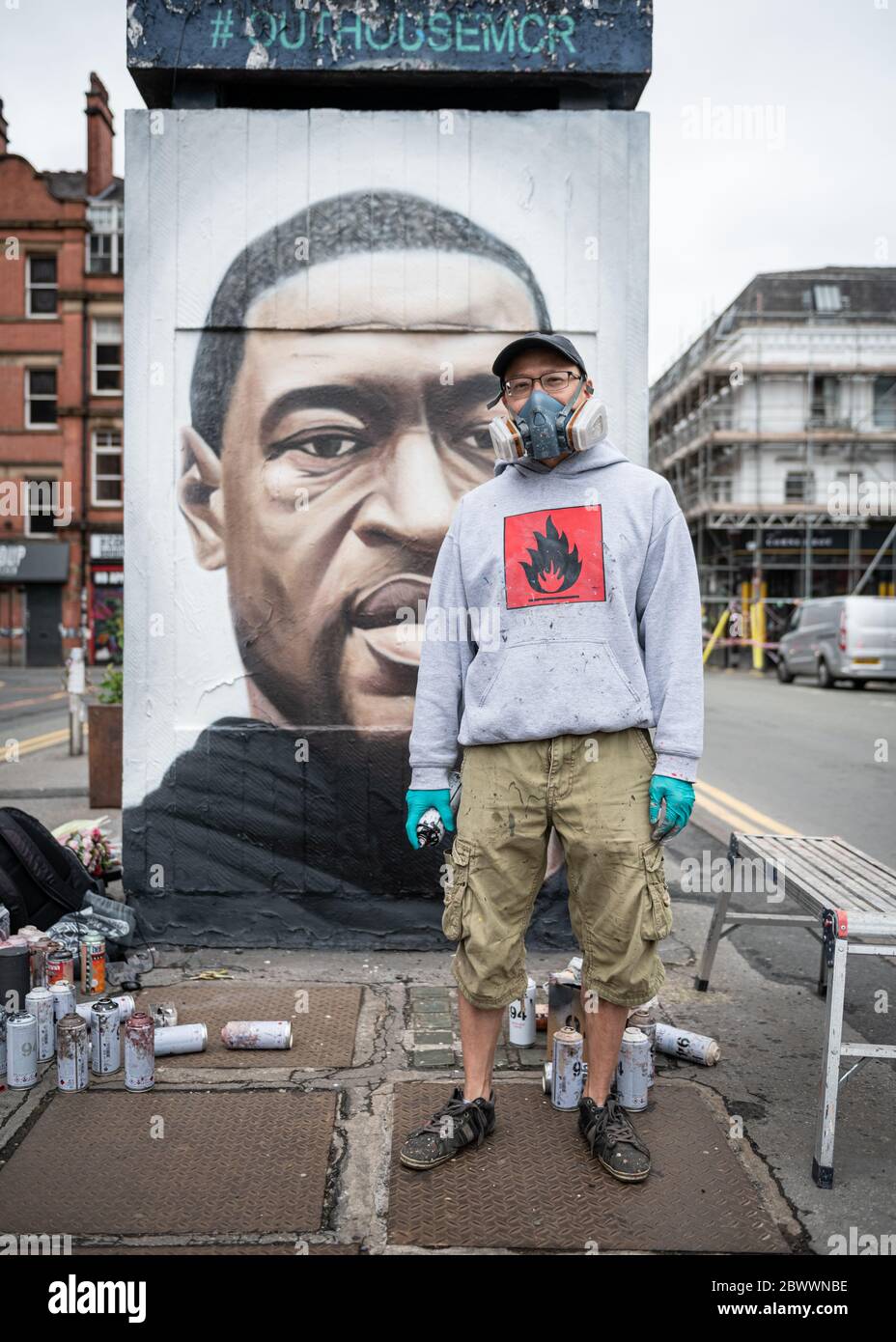 Manchester, Regno Unito. 03 giugno 2020. Un ritratto dell'artista di strada, Akse P19, dopo aver appena completato il murale di George Floyd. Credit: SOPA Images Limited/Alamy Live News Foto Stock