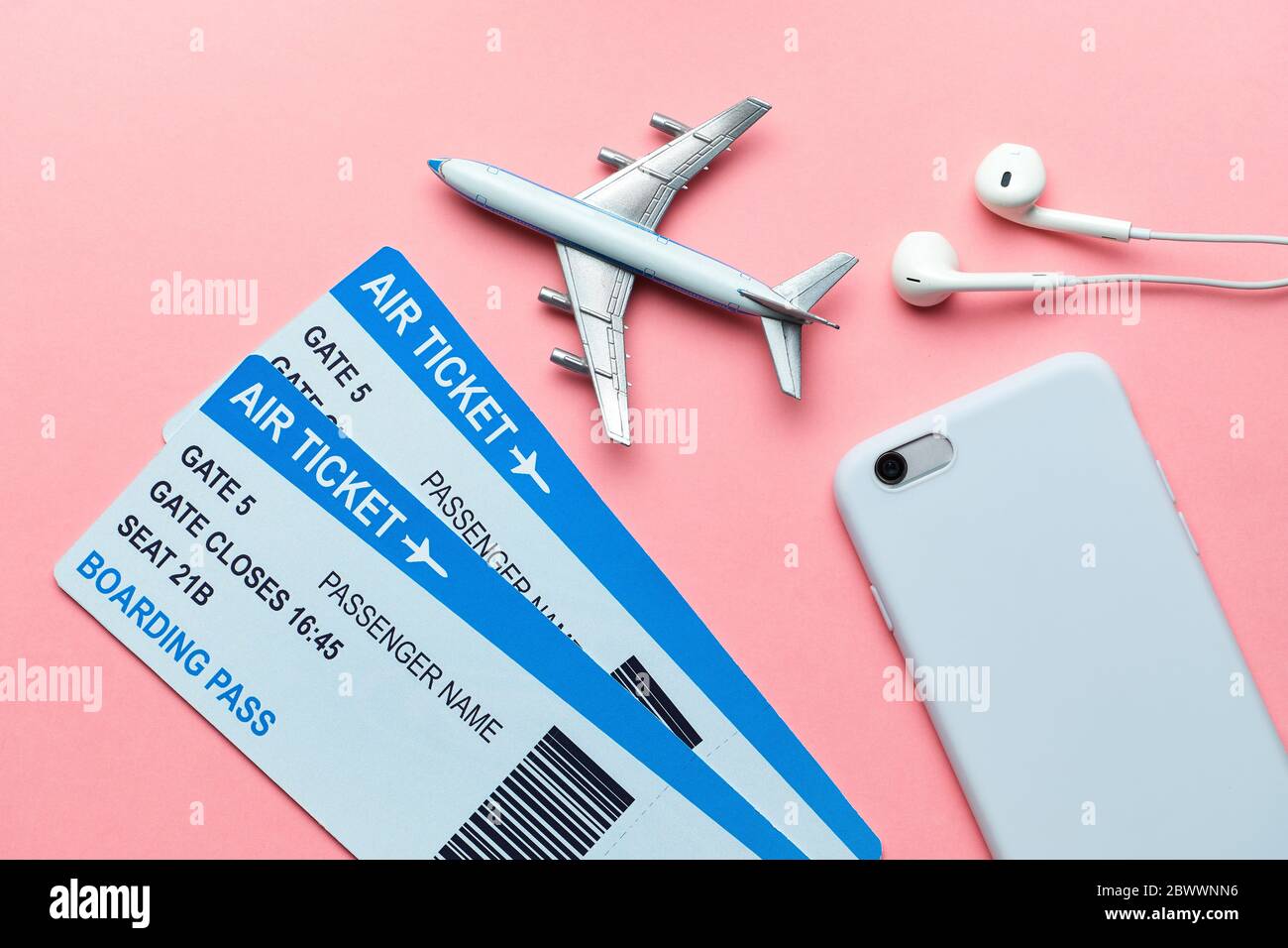 Concetto di volo internazionale con biglietti, aereo e smartphone su sfondo  rosa Foto stock - Alamy