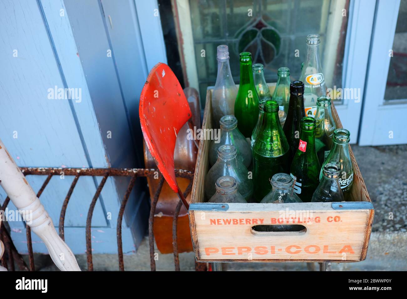 SEOUL, COREA DEL SUD - 24 DICEMBRE 2018: Vecchie bottiglie di bibite vuote di fronte a un negozio di antiquariato in via Itaewon, dove si trova un famoso negozio di antiquariato Foto Stock