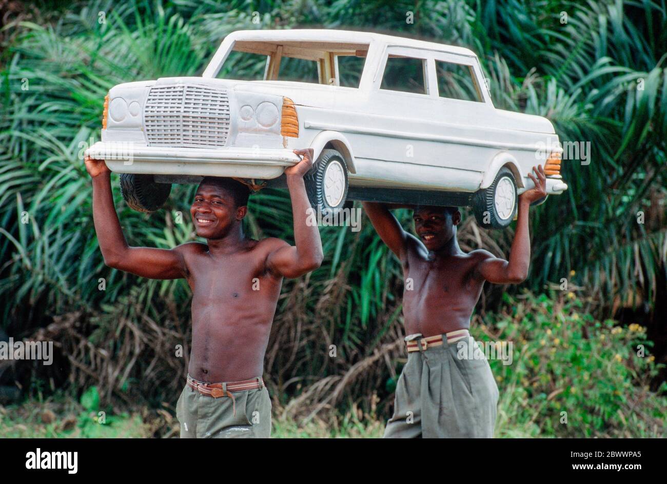 Ghana, Accra: Mercedes auto come bara per i clienti ricchi --- Mercedes Auto als kunstvoll verzierter Sarg fuer wohlhabende Kunden Foto Stock
