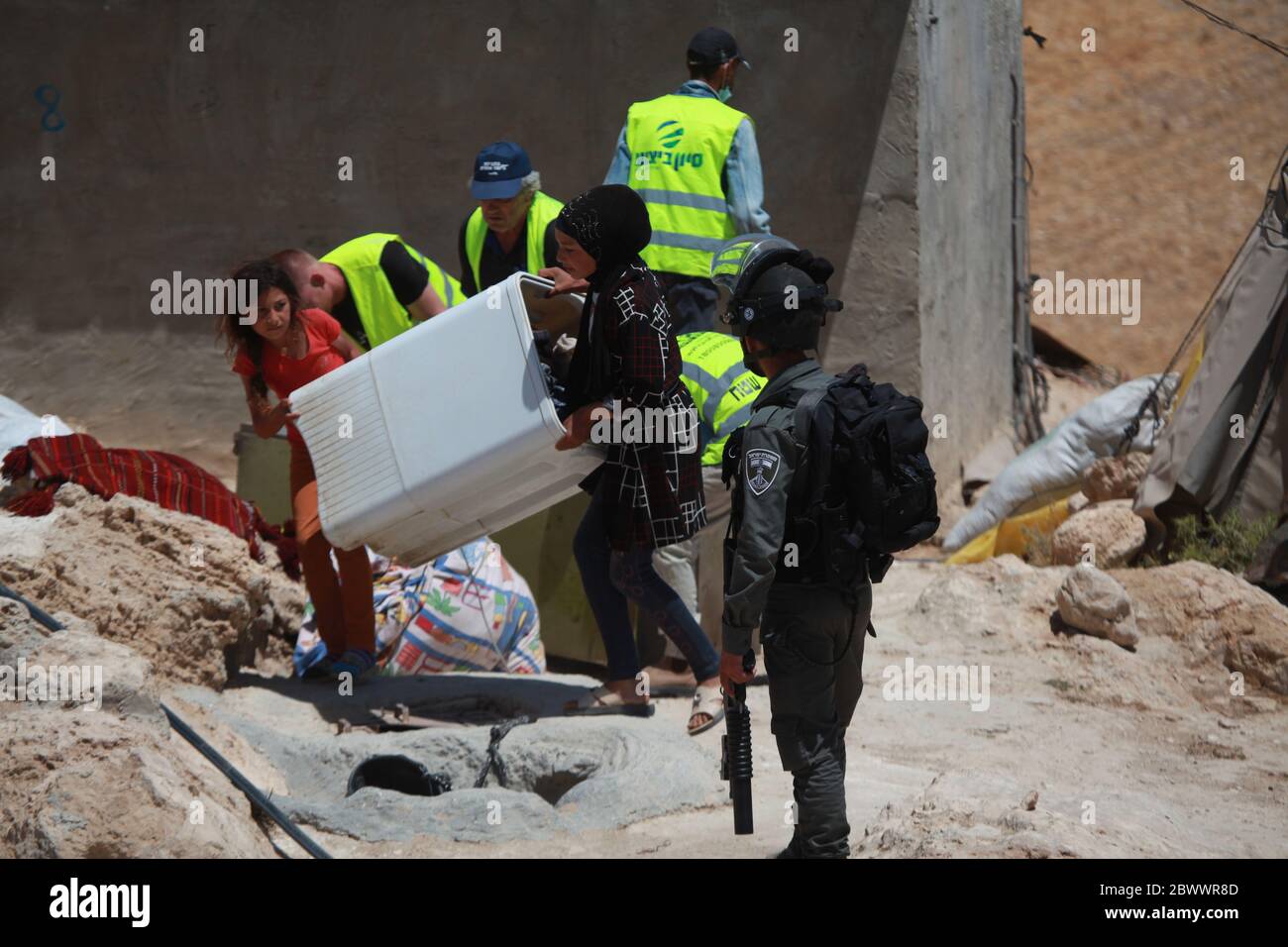 Hebron, città della Cisgiordania di Hebron. 3 Giugno 2020. I palestinesi portano i loro beni dopo che i bulldozer israeliani hanno demolito la loro casa nel villaggio di Yatta, a sud della città di Hebron, sulla sponda occidentale, il 3 giugno 2020. Credit: Yamon/Yamon Live News Foto Stock