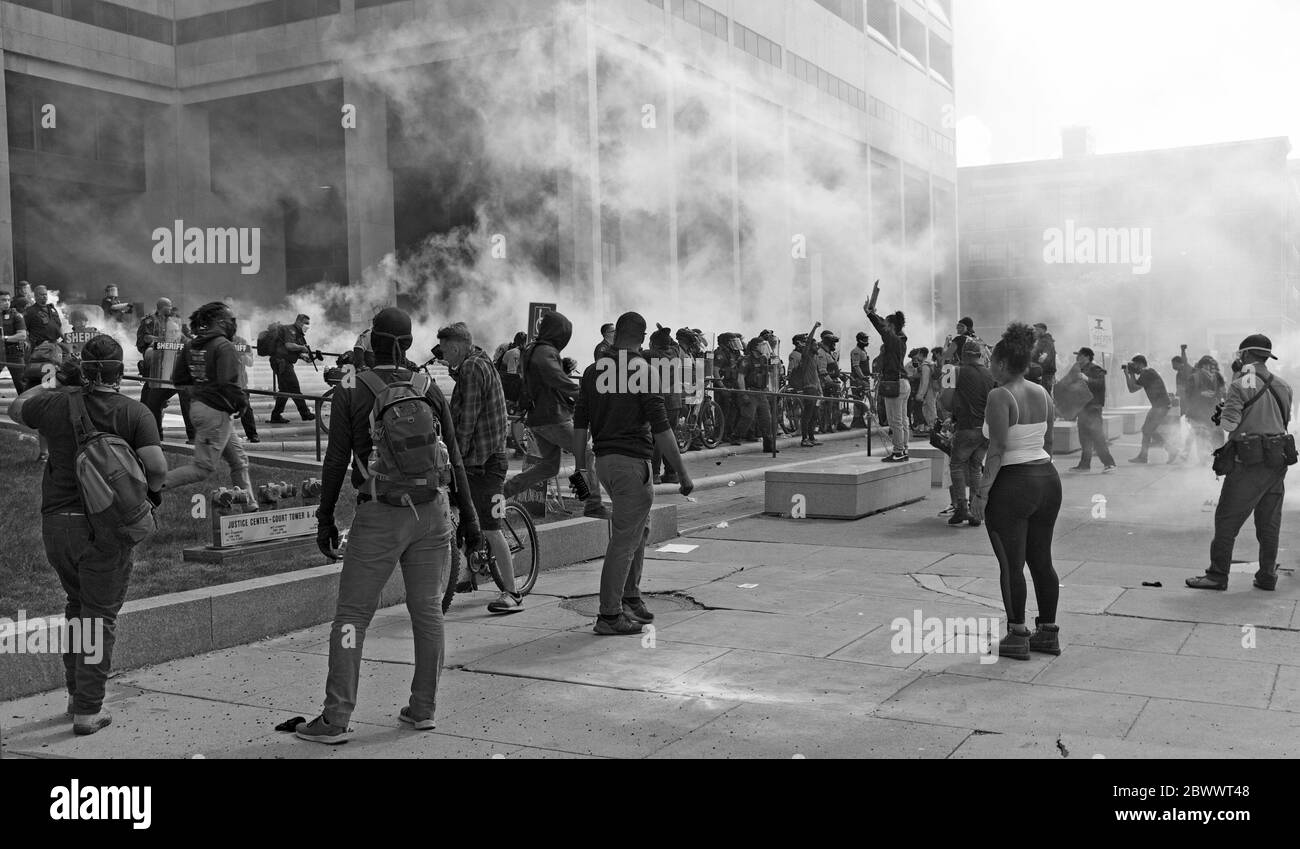 I manifestanti contro l'uccisione di neri da parte della polizia negli Stati Uniti sono contrastati dalla polizia di Cleveland ai gradini del Centro di Giustizia di Cleveland, Ohio, USA. Foto Stock