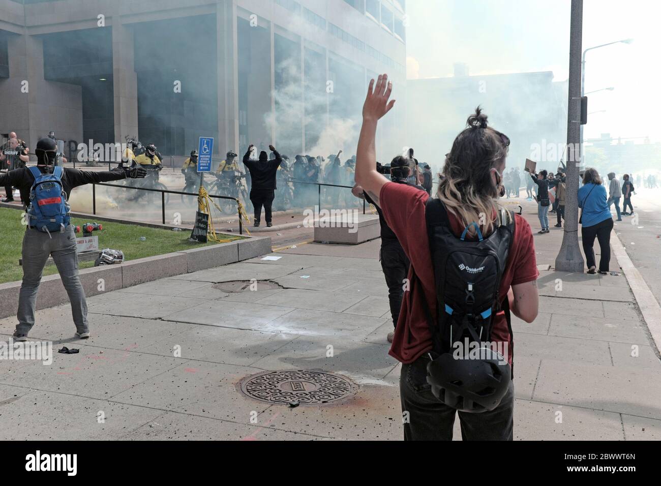 I manifestanti alzano le mani davanti al Cleveland Justice Center durante le proteste, causando una lacrimazione da parte della polizia di Cleveland a Cleveland, Ohio, USA. La protesta del 30 maggio 2020 è stata in risposta all'uccisione di George Floyd per mano della polizia e di molti altri in tutti gli Stati Uniti che hanno contribuito al movimento Black Lives Matter. Foto Stock