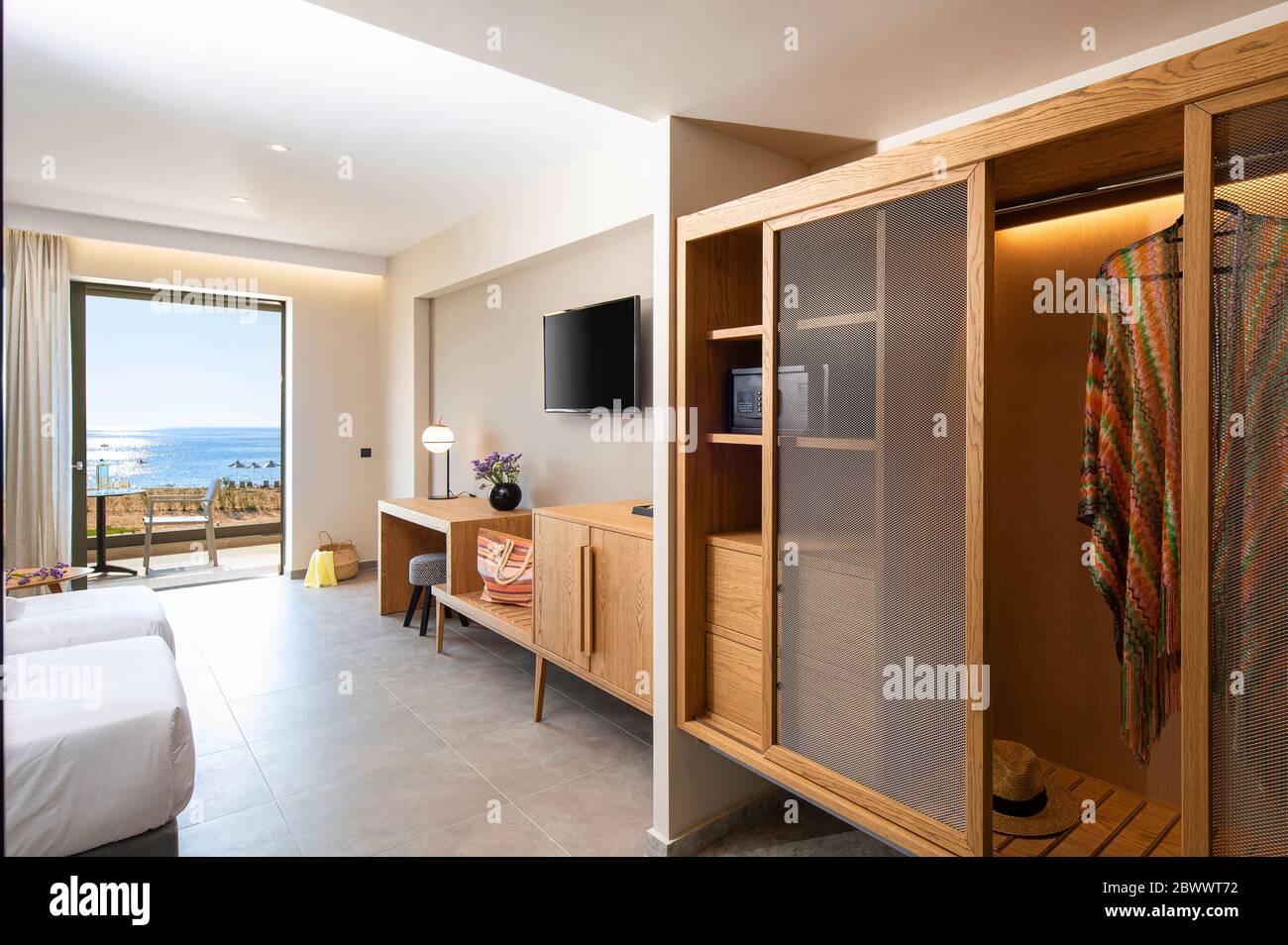 Mobili armadio in legno bianco in stile minimalista moderno interni delle camere doppie con terrazza vista mare aperta Foto Stock