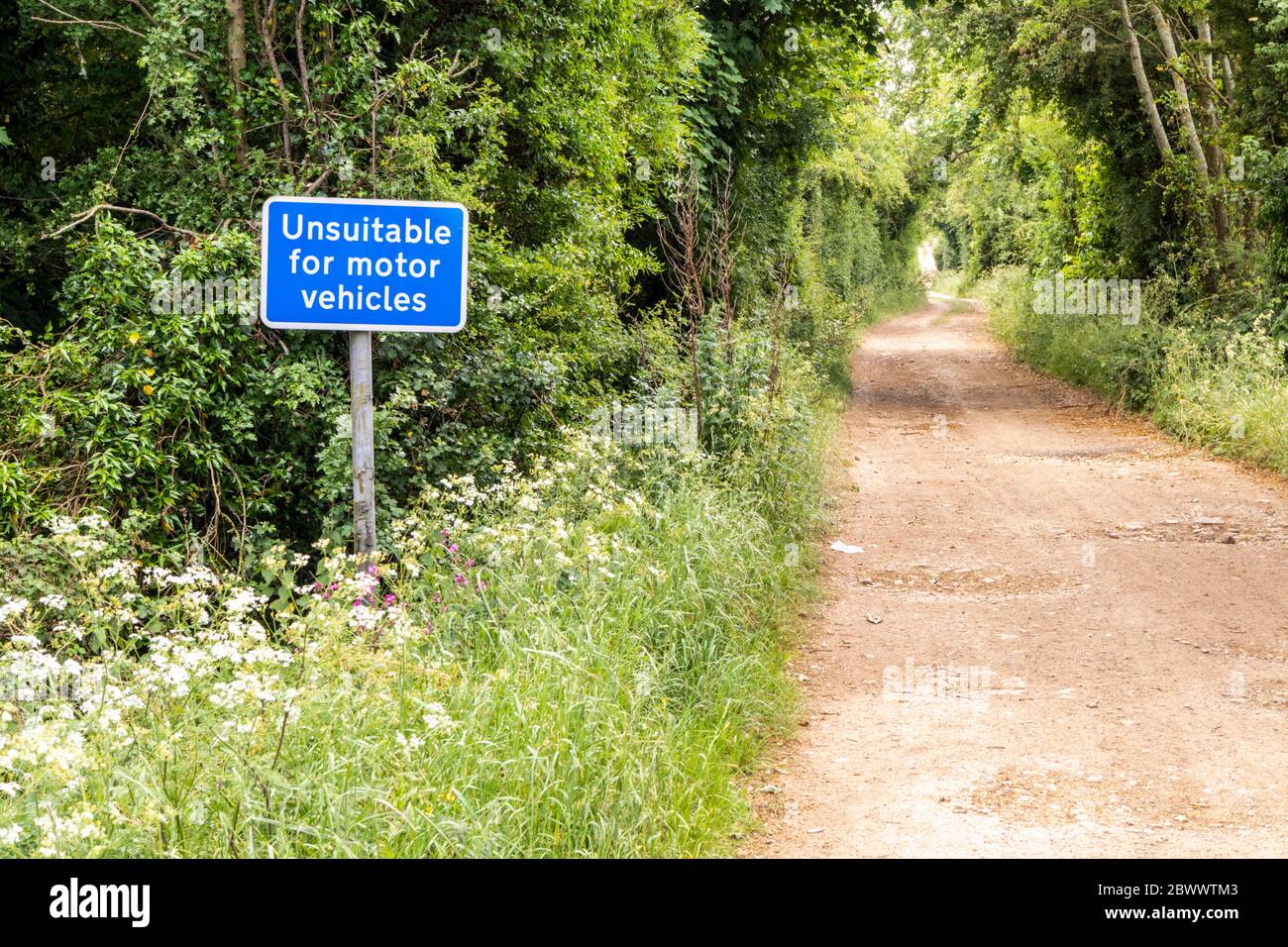 Ryknild Street o Icknield Street (localmente Condicote Lane) una strada romana appena a sud del villaggio di Cotswold di Condicote, Gloucestershire UK Foto Stock