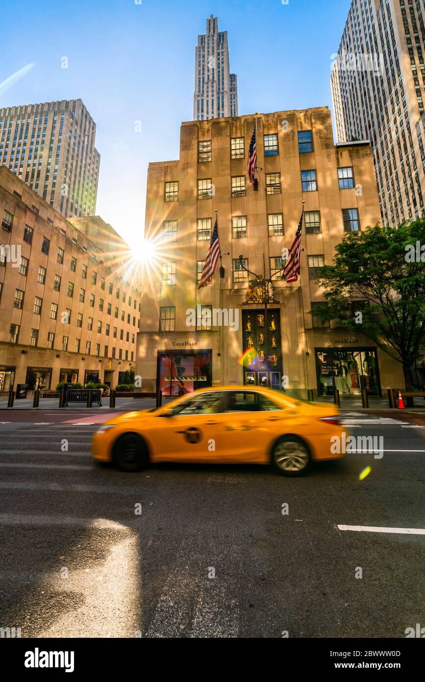 Il sole tramonta tra gli alti edifici del Rockefeller Center durante la quarantena per il COVID-19 a New York NY USA il Memorial Day del 25 2020 maggio. Foto Stock