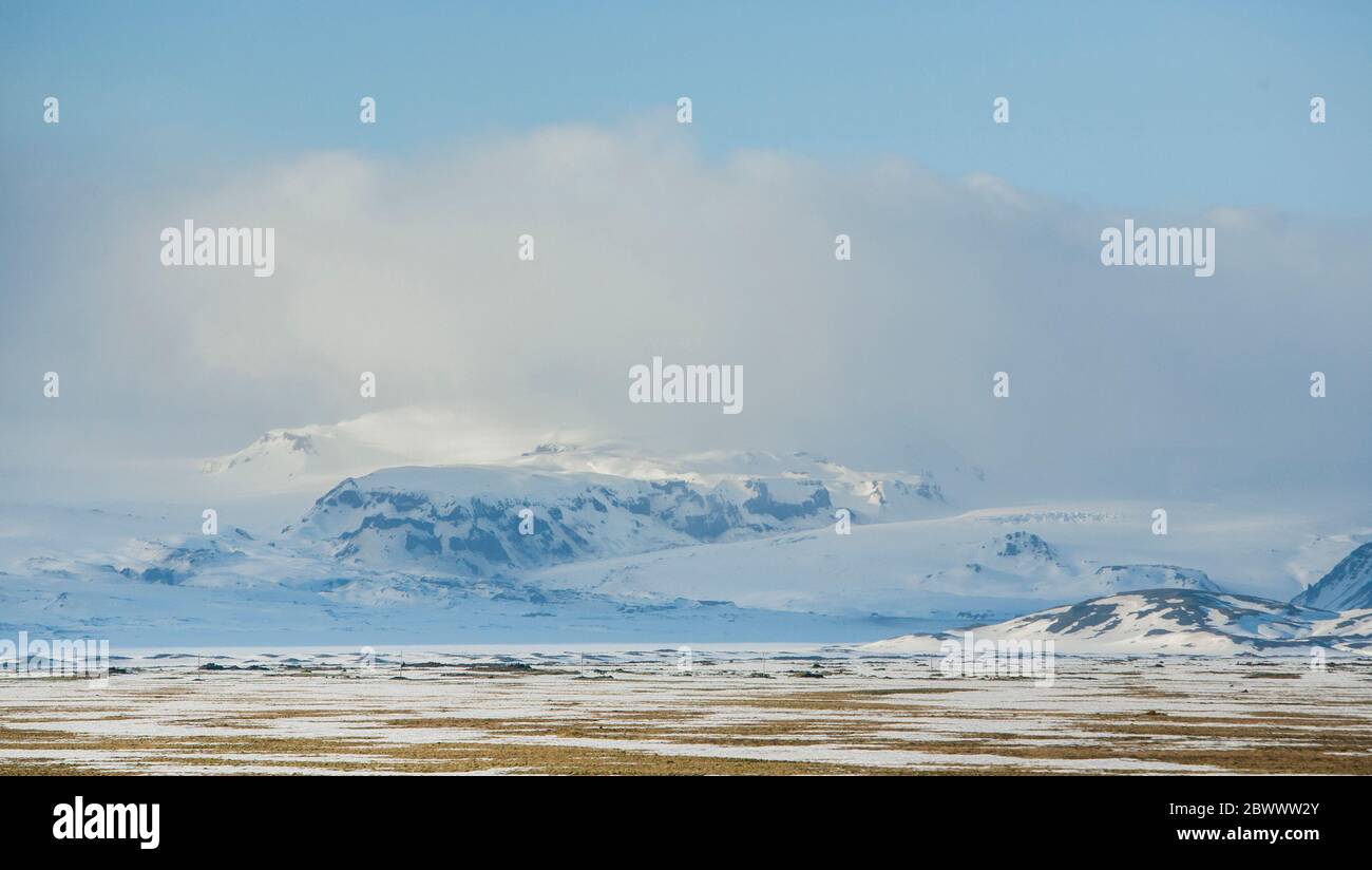 Montagne innevate e ghiacciaio Vatnajokull sorgono dalle pianure glaciali lungo la Route 1 Highwaty in Sudurland Islanda Foto Stock