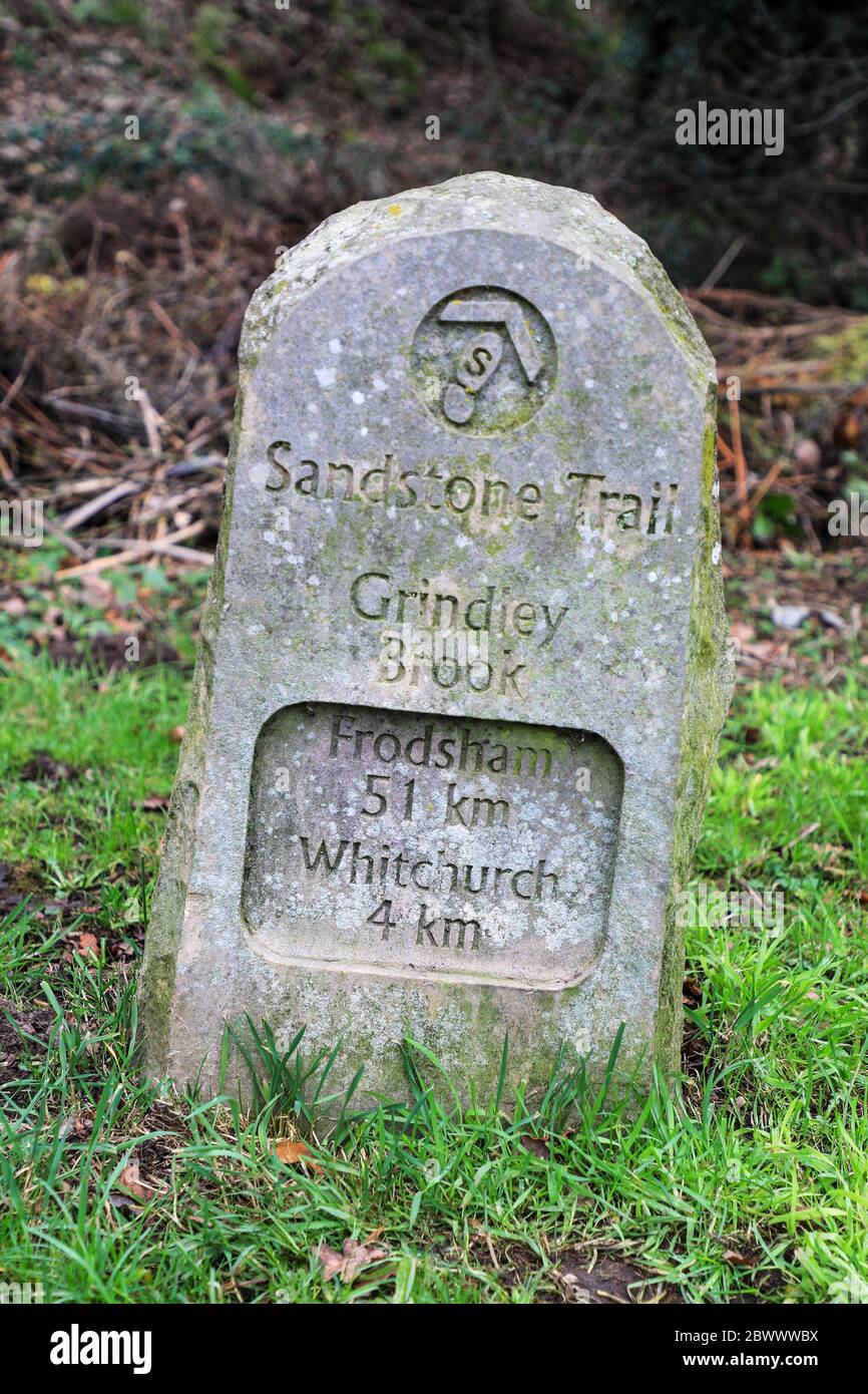 Un miglio di pietra a Grindley Brook dicendo Frodsham 51 km e Whitchurch 4 km sul Sandstone Trail, Cheshire, Inghilterra, Regno Unito Foto Stock