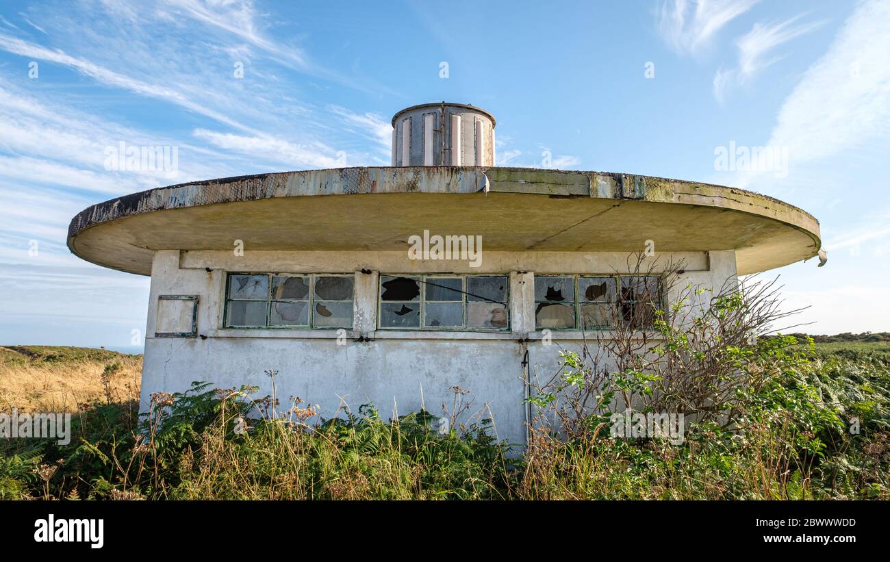 Stazione radar dell'aeroporto abbandonata all'aeroporto di Alderney Foto Stock