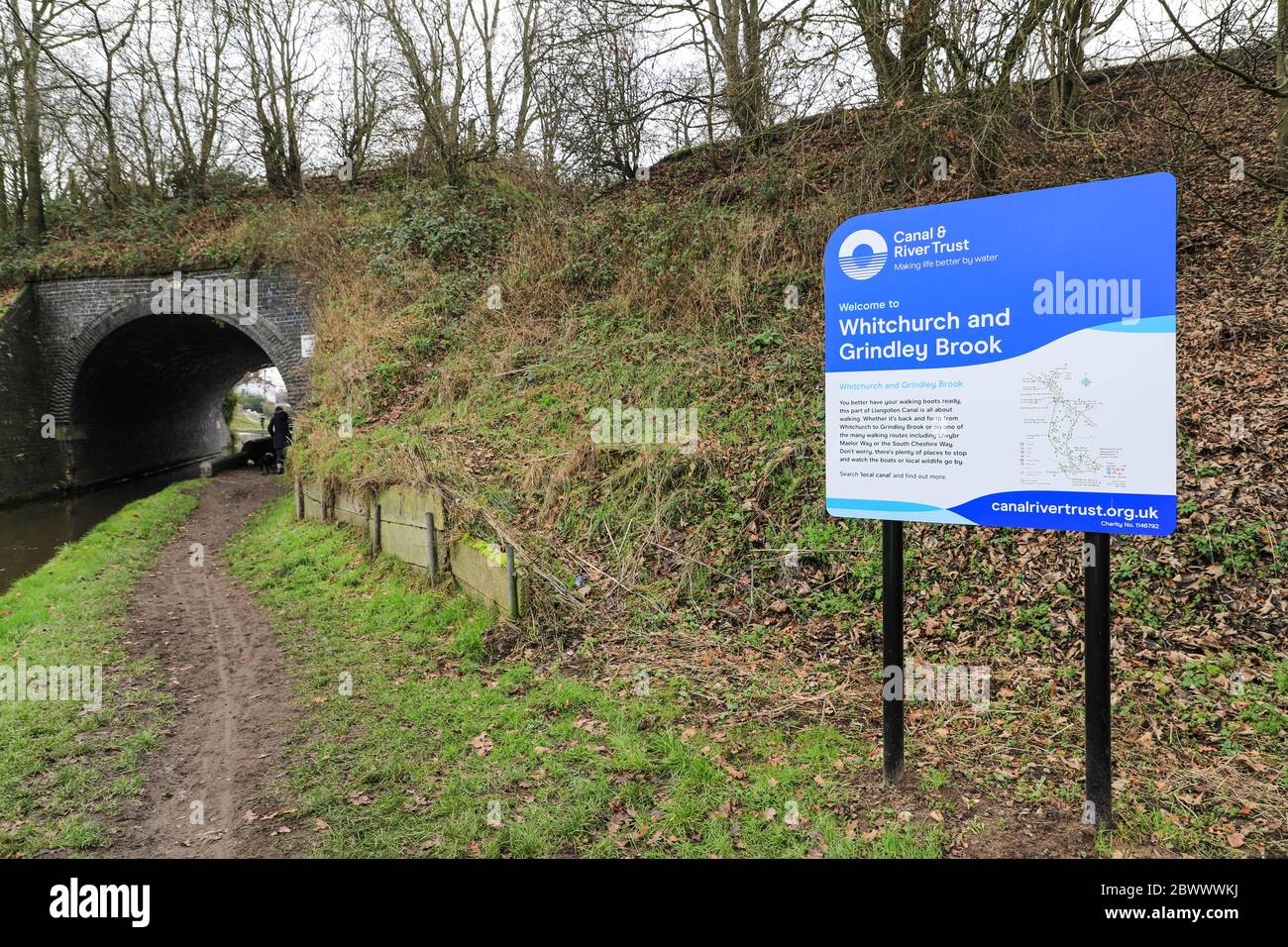Una mappa e un cartello con scritto benvenuto a Whitchurch e Grindley Brook dal canale di Llangollen a Grindley Brook, Cheshire, Inghilterra, Regno Unito Foto Stock
