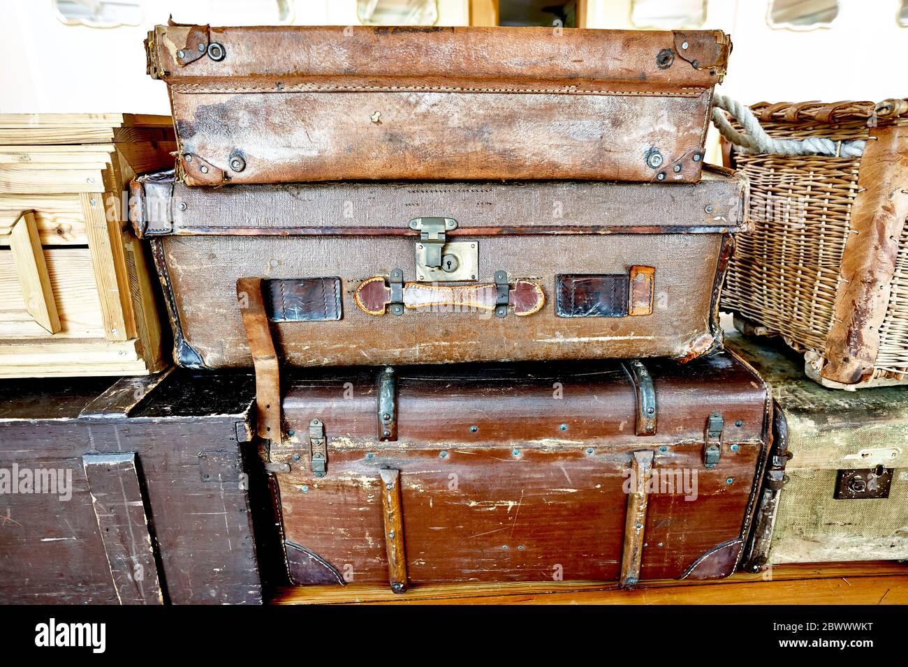 Valigie Old Leather a Bristol, Inghilterra, Regno Unito Foto Stock