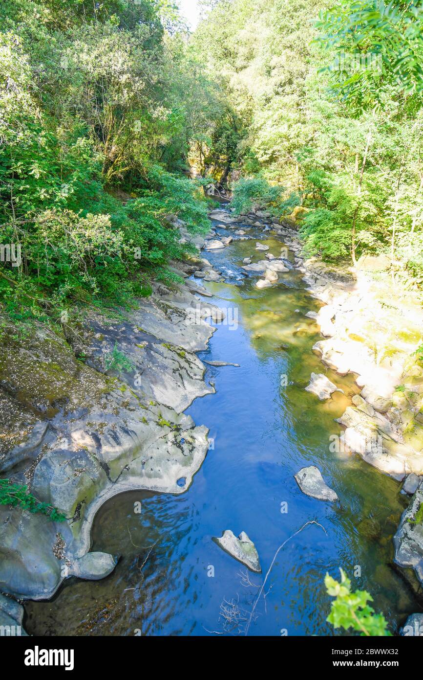 Fiume Barbadún, passando attraverso la fabbrica di ferri la Olla a Galdames Foto Stock