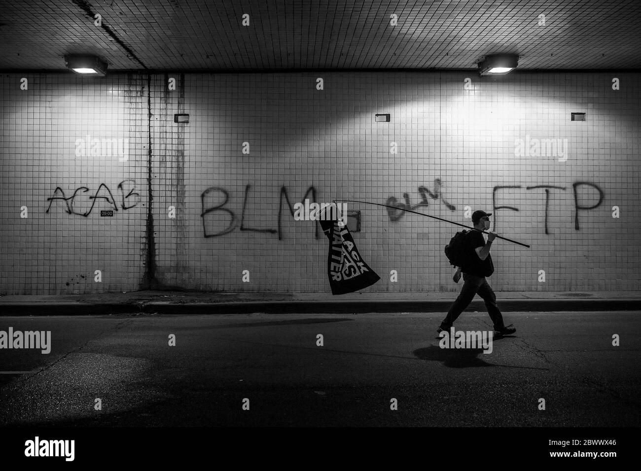 Washington, Distretto di Columbia, Stati Uniti. 30 maggio 2020. I manifestanti reagiscono alla morte di George Floyd in Missouri protestando di fronte alla Casa Bianca per i diritti neri. Credit: Shane Lewis Bahn/One Up Top **Editori Nota: Immagini convertite in bianco e nero digitale** Foto Stock