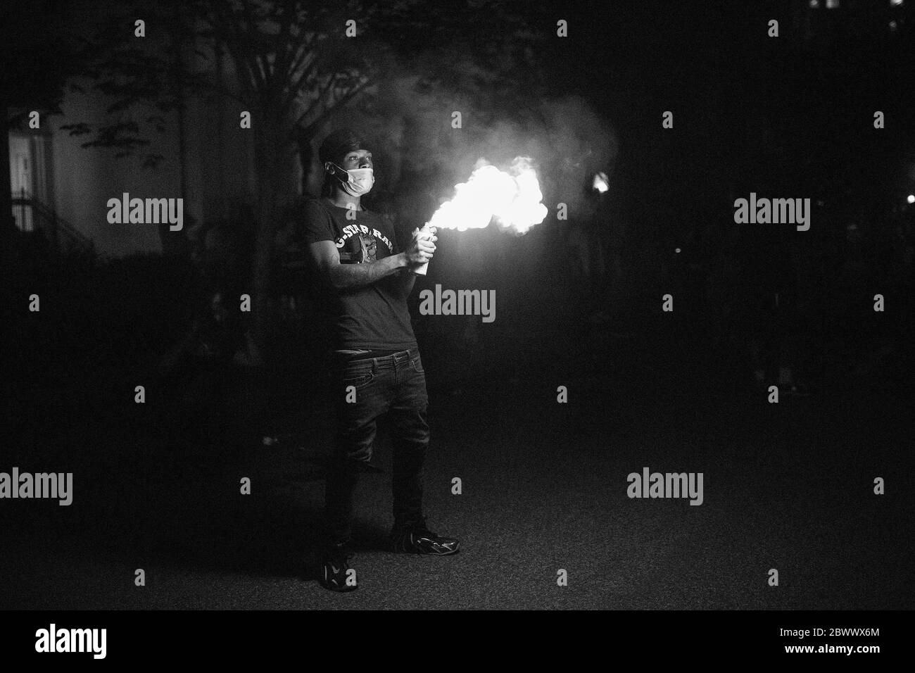 Washington, Distretto di Columbia, Stati Uniti. 30 maggio 2020. I manifestanti reagiscono alla morte di George Floyd in Missouri protestando di fronte alla Casa Bianca per i diritti neri. Credit: Shane Lewis Bahn/One Up Top **Editori Nota: Immagini convertite in bianco e nero digitale** Foto Stock