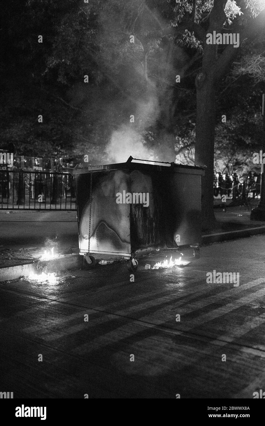 Washington, Distretto di Columbia, Stati Uniti. 30 maggio 2020. I manifestanti reagiscono alla morte di George Floyd in Missouri protestando di fronte alla Casa Bianca per i diritti neri. Credit: Shane Lewis Bahn/One Up Top **Editori Nota: Immagini convertite in bianco e nero digitale** Foto Stock