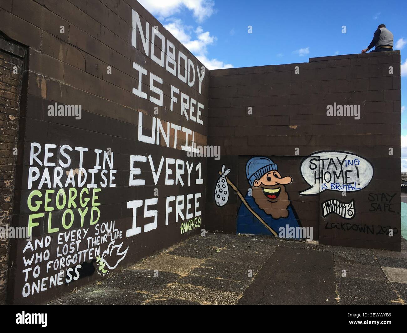 Glasgow, Regno Unito, 3 giugno 2020. Memorial a George Floyd, l'afroamericano ucciso a Minneapolis, Minnesota, USA, da ufficiali del Dipartimento di polizia di Minneapolis, scritto su un muro accanto al fiume Clyde, a Glasgow, Scozia, il 3 giugno 2020. Photo credit: Jeremy Sutton-Hibbert/Alamy Live News. Foto Stock