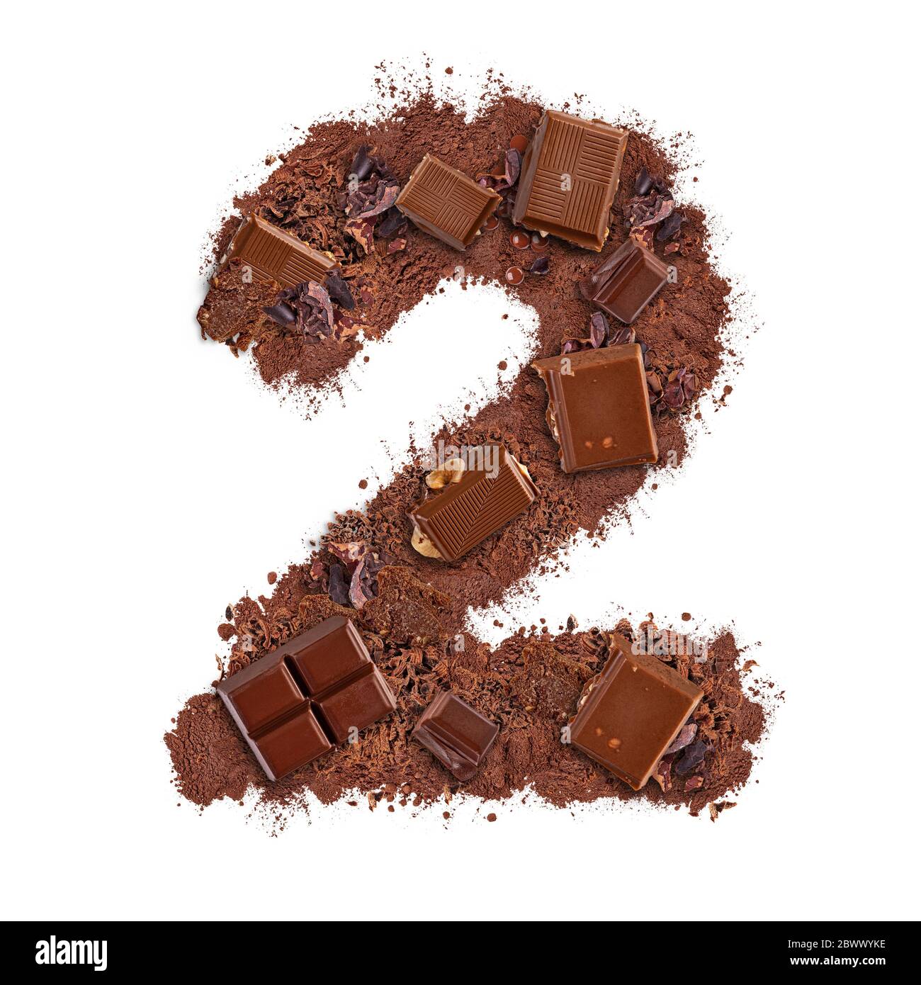 Numero 2 in pezzi di barretta di cioccolato isolati su sfondo bianco Foto Stock