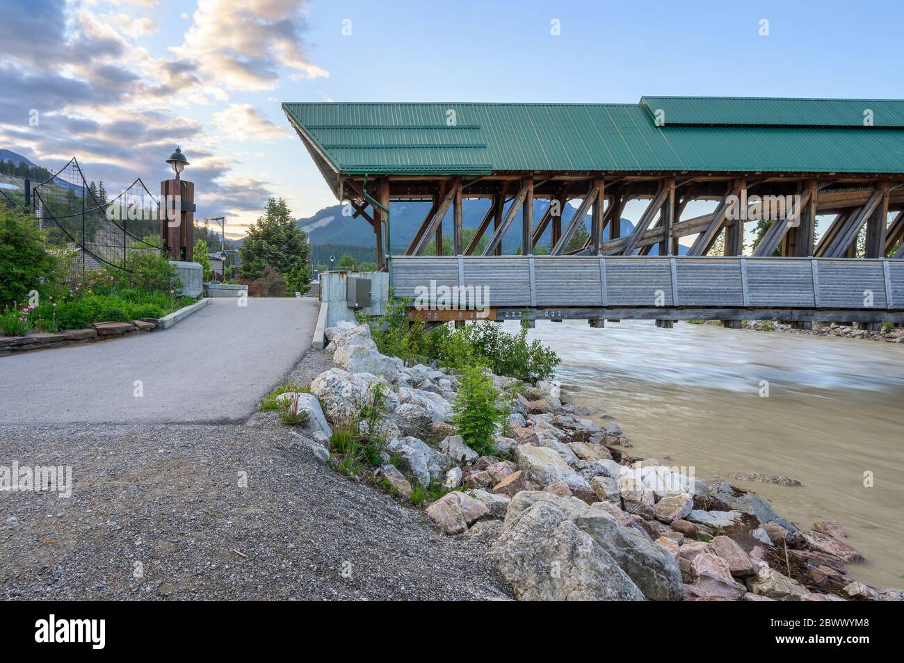 Ponte pedonale sul fiume Kicking Horse a Golden, British Columbia, Canada Foto Stock
