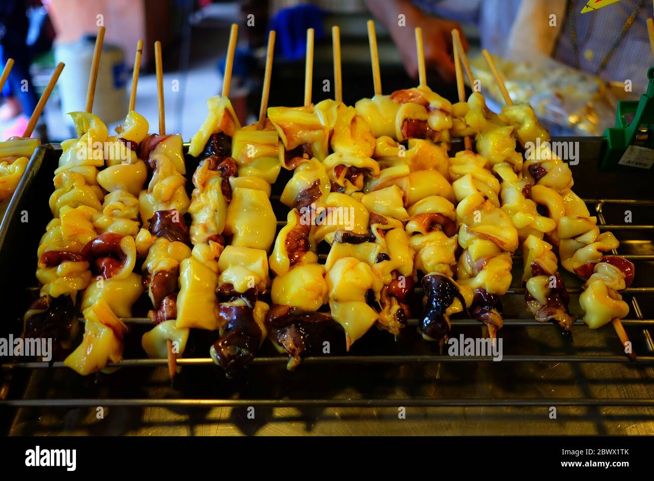 Calamari alla griglia in stile tailandese, una famosa ricetta Street food in Thailandia. Foto Stock