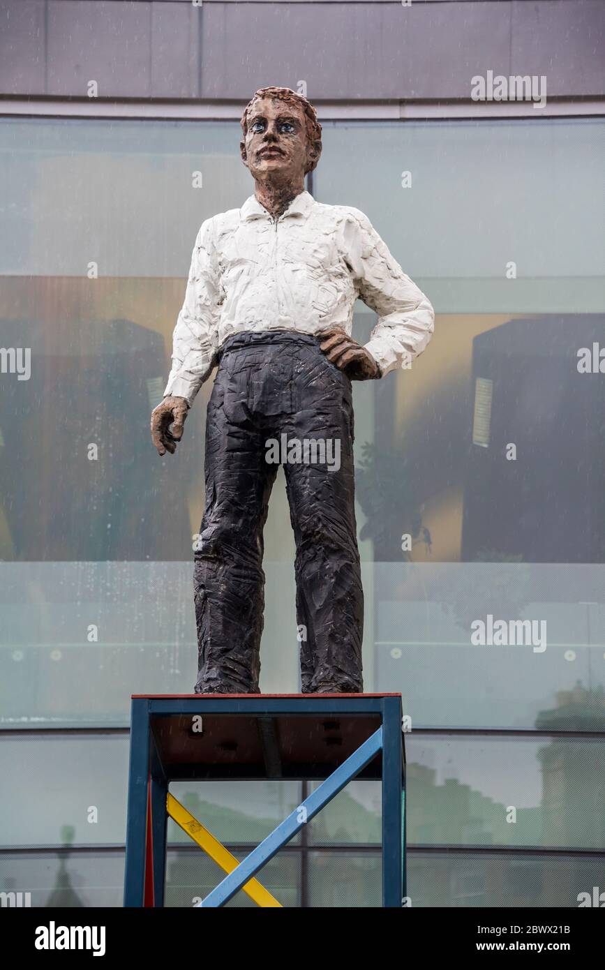 Everyman, Joe statua pubblica di Stephan Balkenhol fuori dalla sede centrale del Consiglio di Edimburgo. Foto Stock