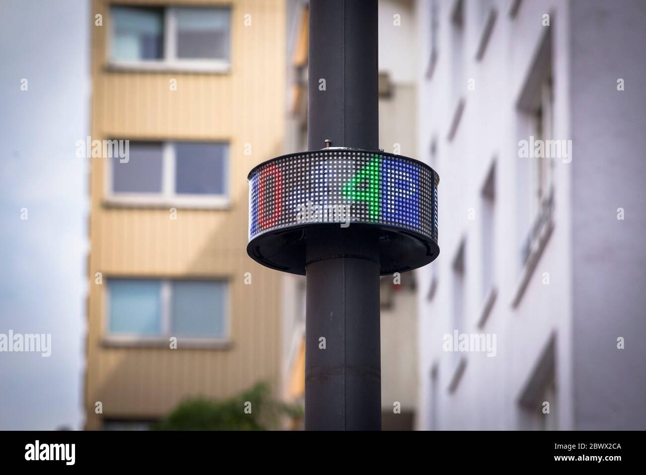 Display a LED del sistema di guida al parcheggio ParkPilot su Neusser Street nel quartiere Nippes, Colonia, Germania. Il sistema dell'operatore Rheinen Foto Stock