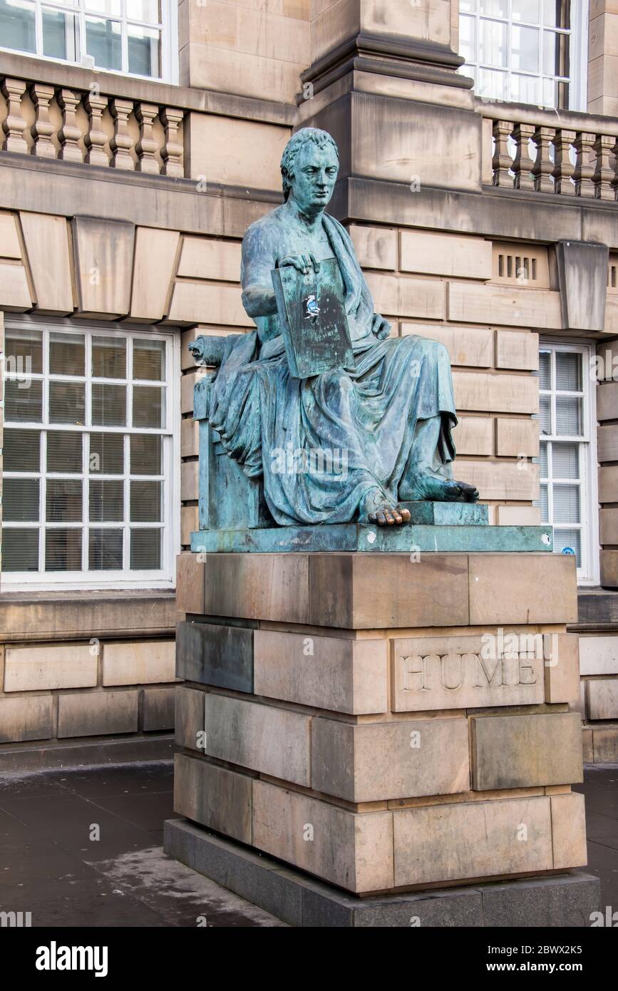 La statua di David Hume nel Royal Mile Edinburgh, Scozia Foto Stock