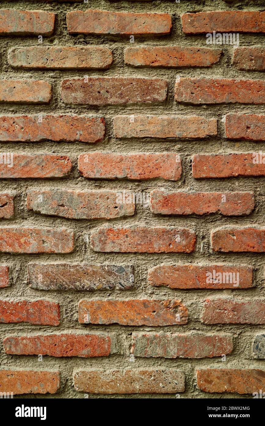 Immagine verticale del muro di mattoni intemperie nella città vecchia Foto Stock