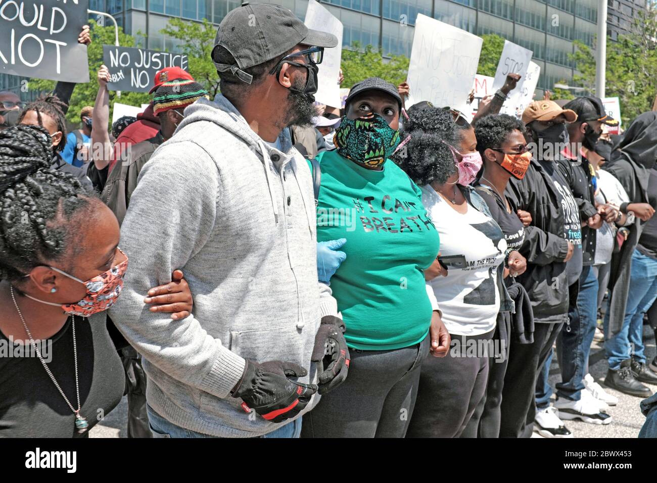 I manifestanti si preparano a marciare nel centro di Cleveland, Ohio, USA contro la morte di George Floyd per mano della polizia di Minneapolis. Foto Stock