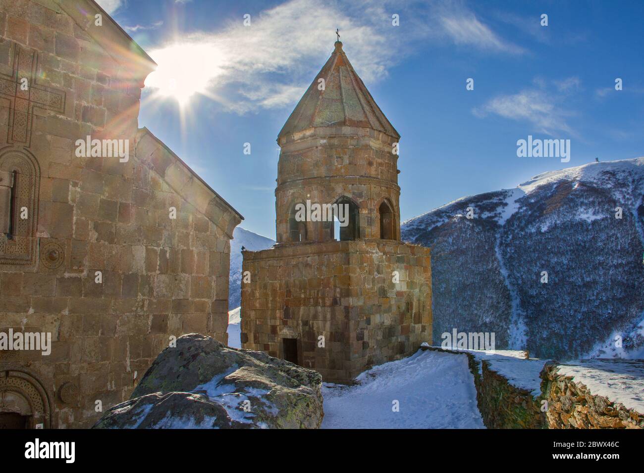 Chiesa della Trinità di Gergeti a Tsminda Sameba, Kazbegi, Georgia. Epico monumento religioso e storico dell'architettura Foto Stock