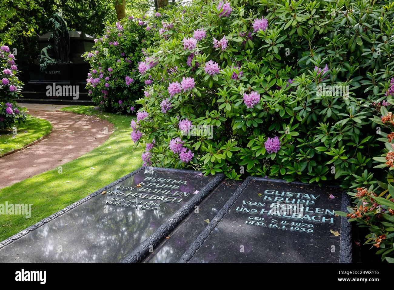 Essen, zona della Ruhr, Renania Settentrionale-Vestfalia, Germania - Graves of Bertha Krupp von Bohlen und Halbach and Gustav Krupp von Bohlen und Halbach, family ceme Foto Stock