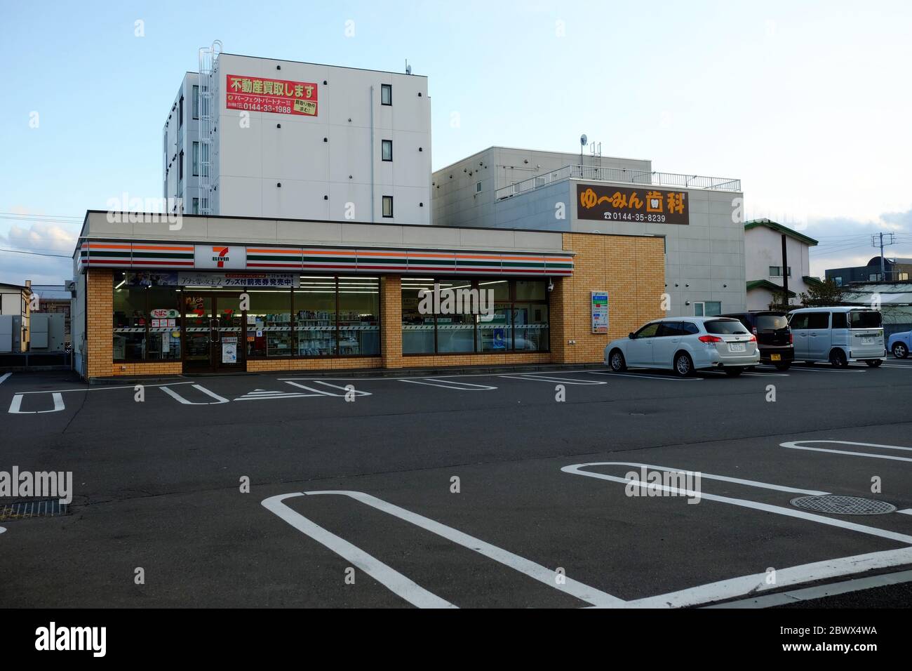 TOMAKOMAI, GIAPPONE - 16 NOVEMBRE 2019: 7-Eleven stand alone supermercato a Tomakomai. In Giappone ci sono quasi il 31% dei negozi globali. Foto Stock