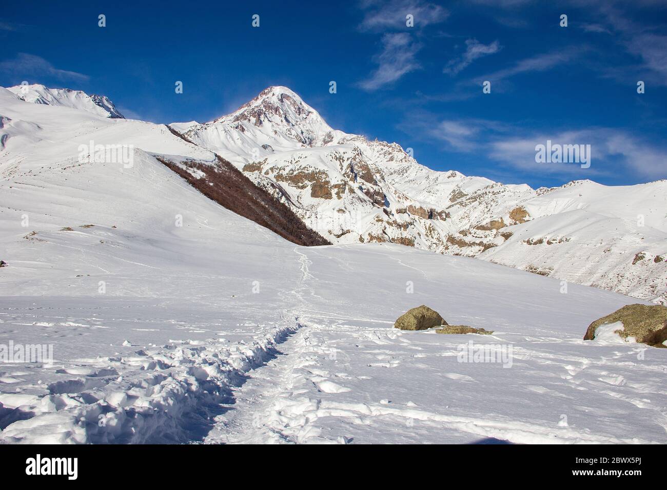 Paesaggio innevato invernale nelle montagne del Caucaso Georgia Foto Stock