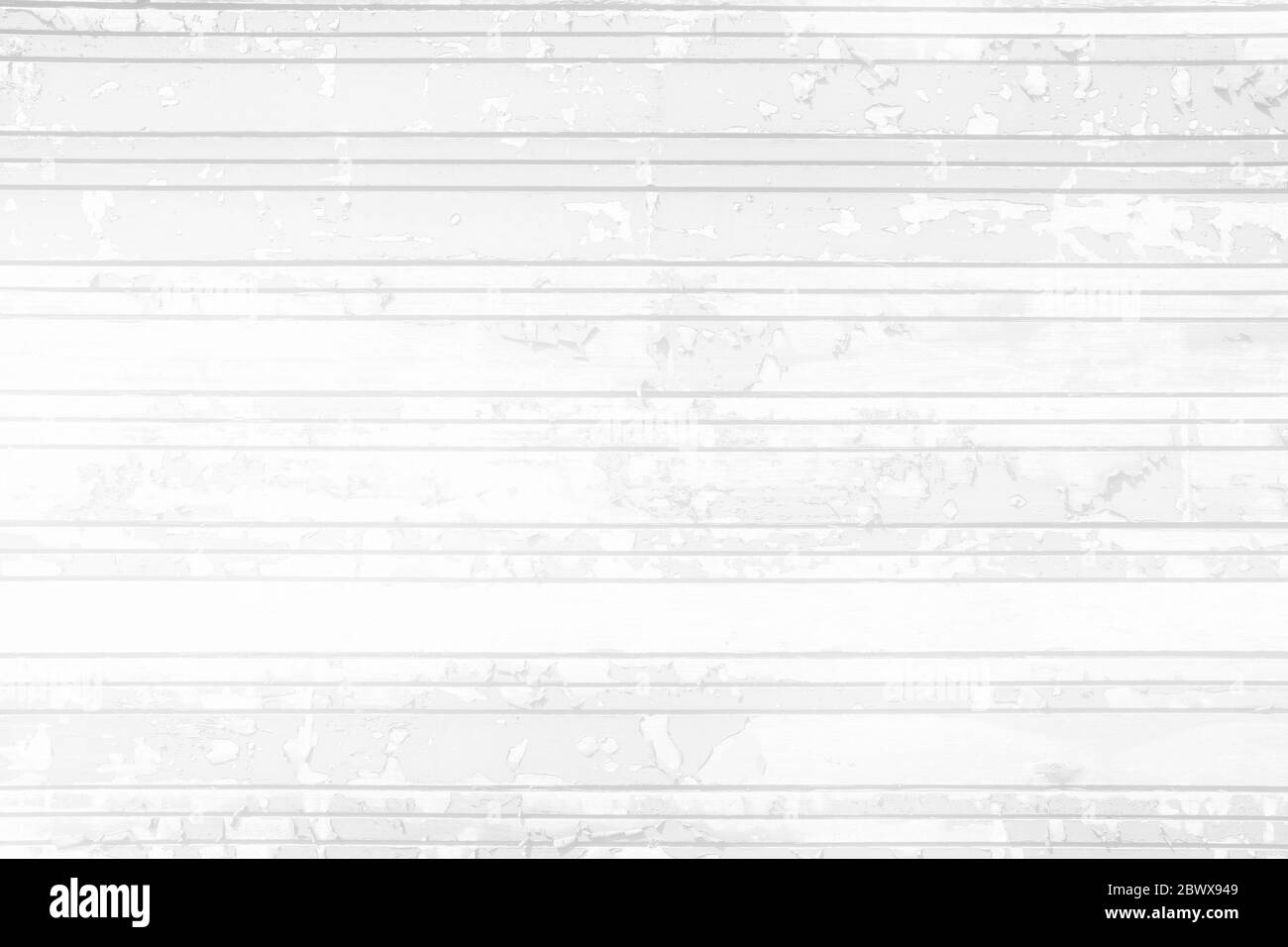 Pittura di peeling bianca su sfondo di texture di parete di legno. Foto Stock