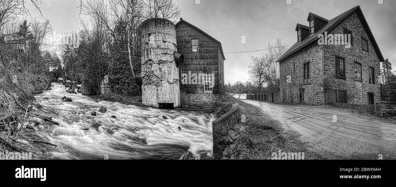 Un panorama bianco e nero di Bedford Mill in Ontario, Canada Foto Stock