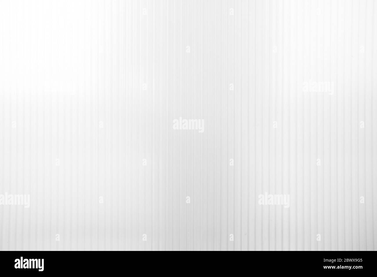 Fondo di partizione acrilica a strisce verticali bianco. Foto Stock