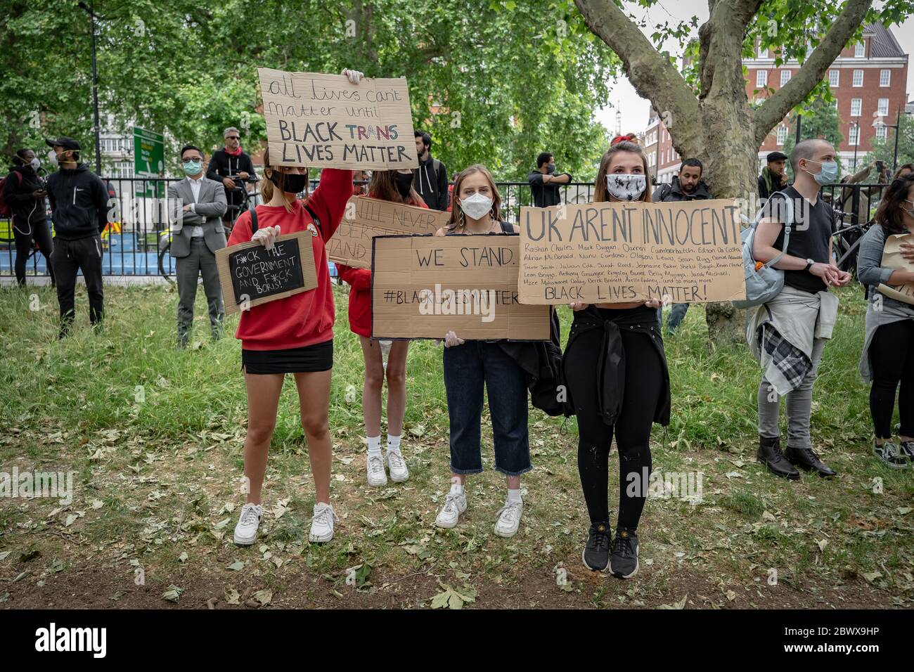 Migliaia di attivisti e sostenitori della Black Lives Matter (BLM) si riuniscono ad Hyde Park, Londra, per protestare contro la morte di George Floyd negli Stati Uniti. Foto Stock