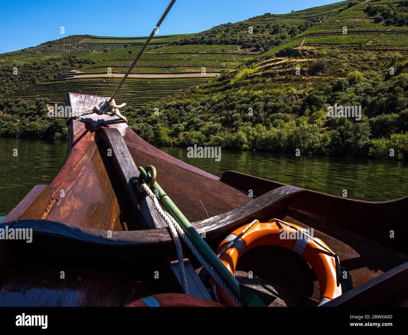 Vista da una tipica barca di viaggio sul fiume rabelo che mostra l'arco sul fiume Douro Portogallo settentrionale Foto Stock