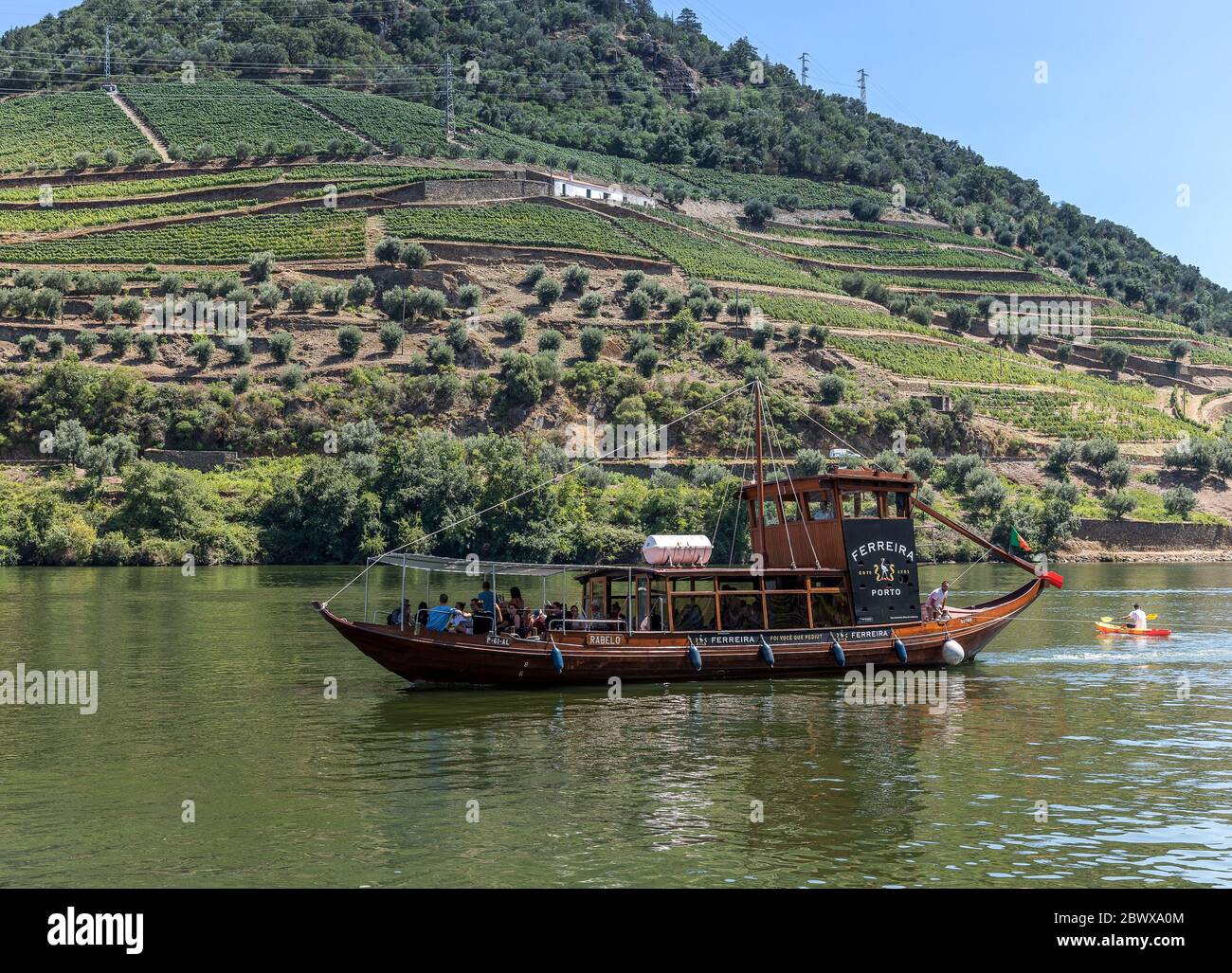 Turisti su una tipica barca di viaggio sul fiume Rabelo sul fiume Douro Portogallo settentrionale Foto Stock