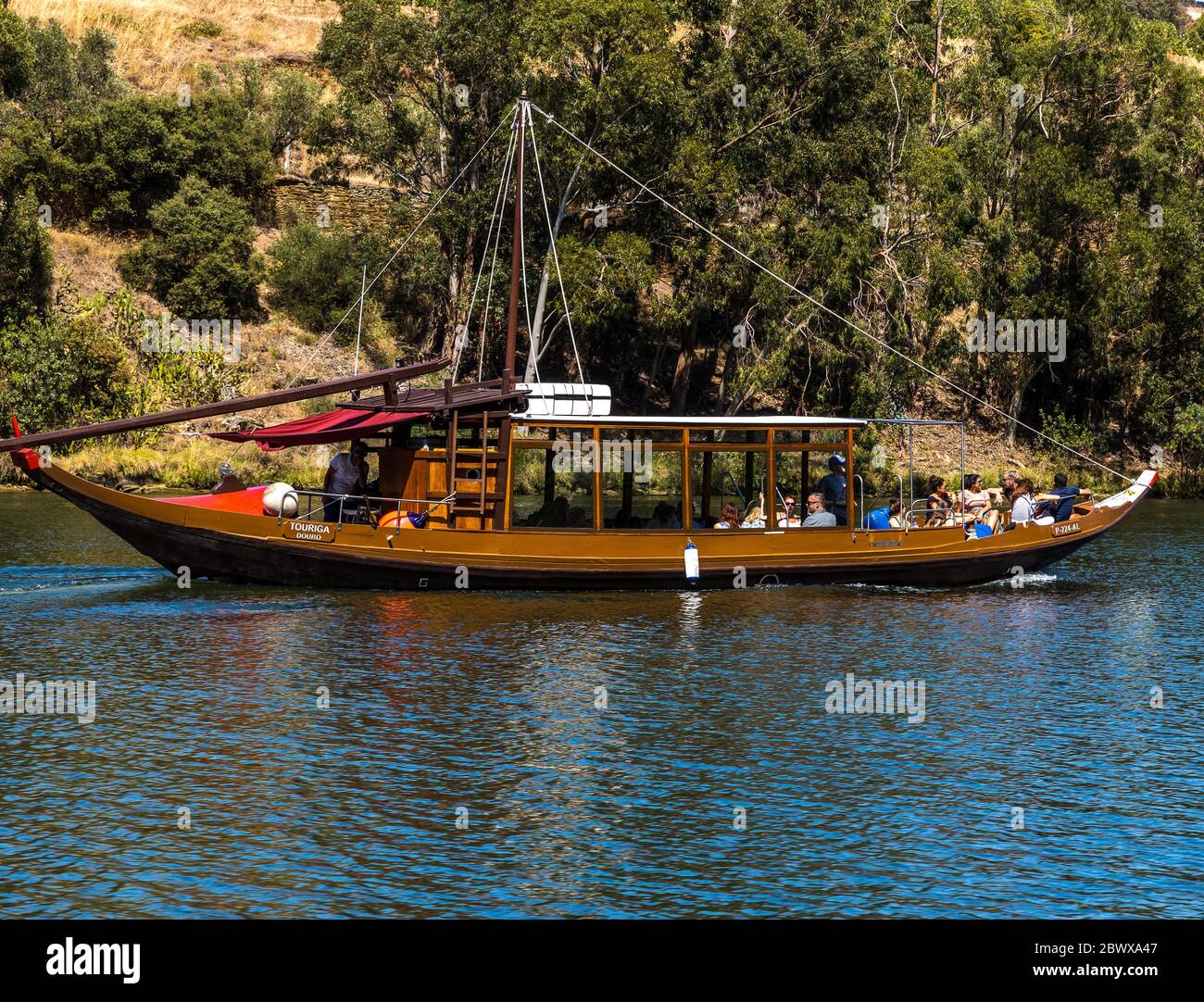 Turisti su una tipica barca di viaggio sul fiume Rabelo sul fiume Douro Portogallo settentrionale Foto Stock