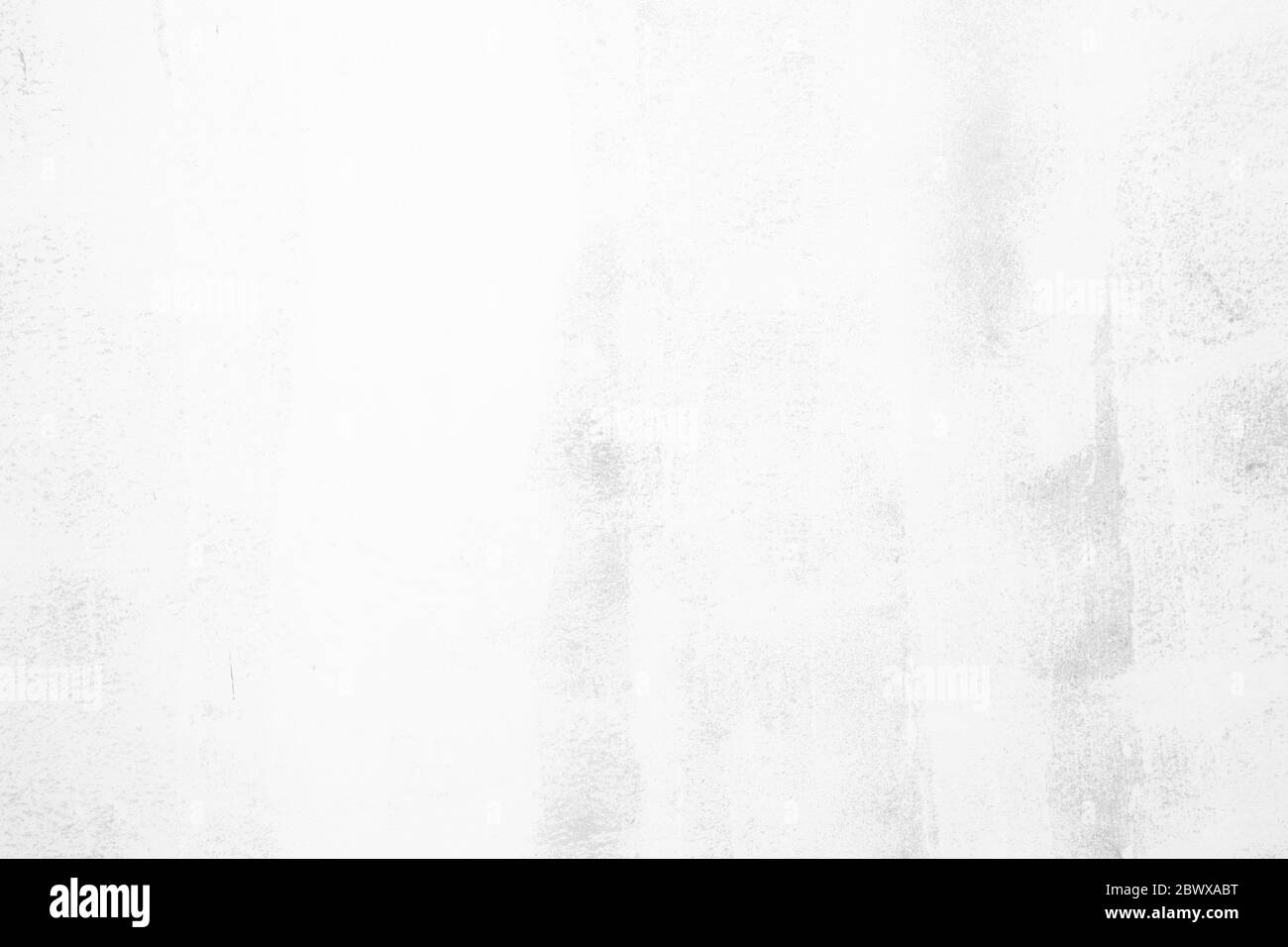 Pennello bianco tratto pittura su cemento muro texture sfondo. Foto Stock