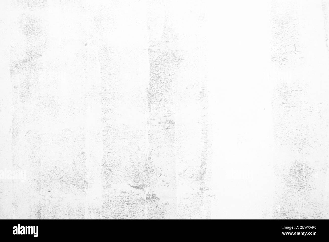 Pennello bianco tratto pittura su cemento muro texture sfondo. Foto Stock