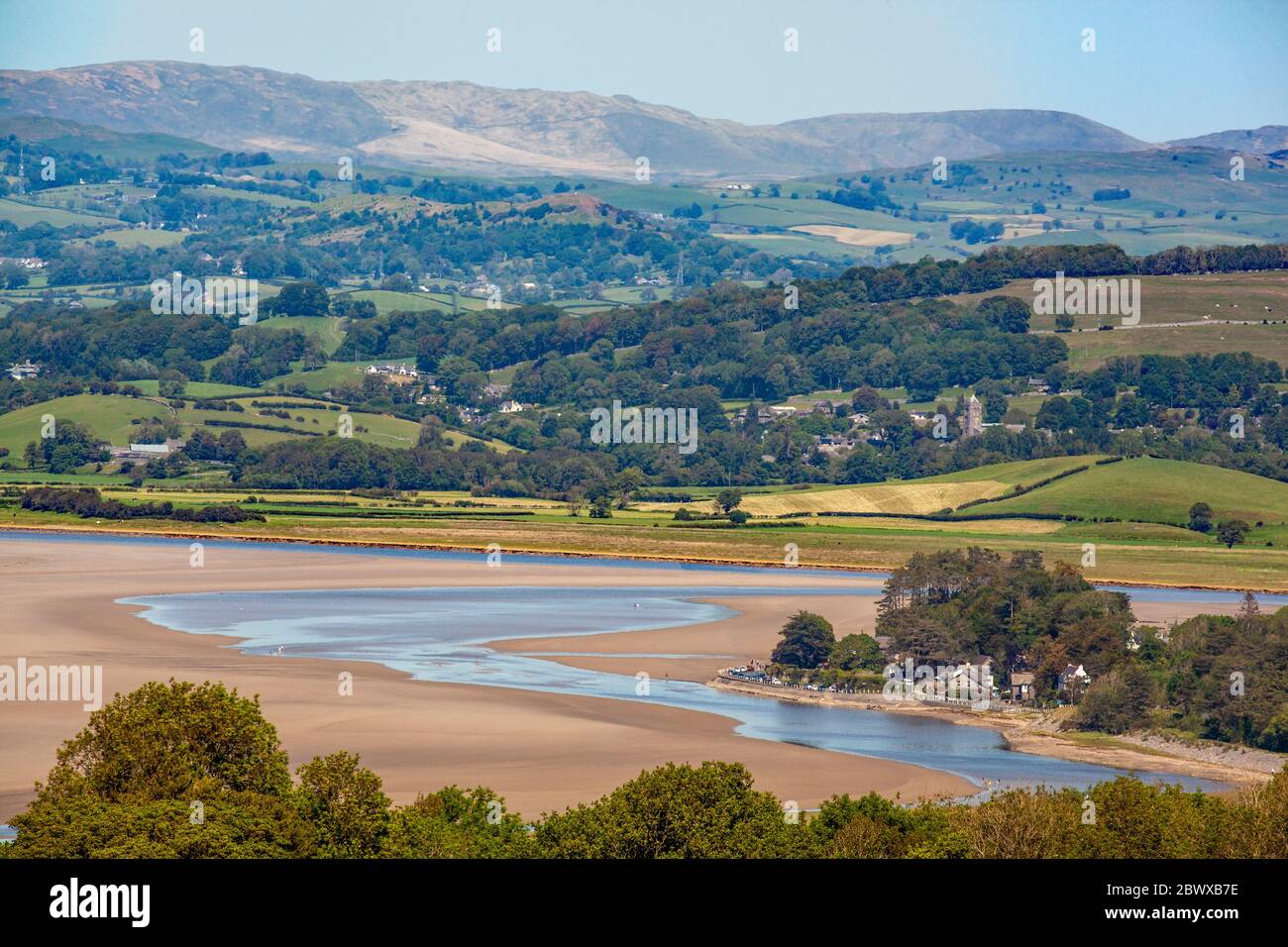 Vista Ariel presa da Arnside Knot sopra il villaggio Cumbria di Silverdale seduto sull'estuario del Kent con il distretto del lago sullo sfondo Foto Stock