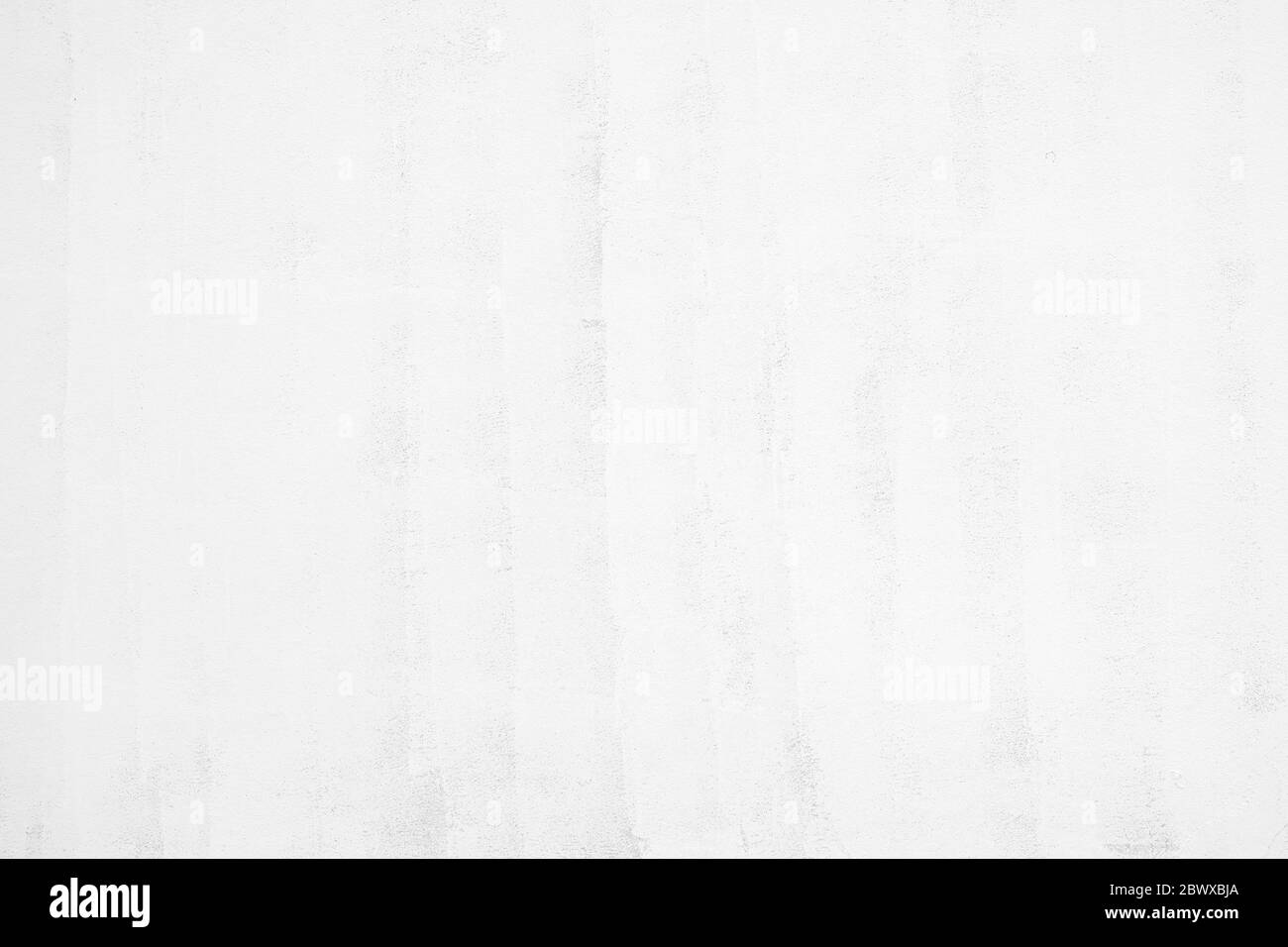 Pennello bianco tratto pittura su cemento muro texture sfondo. Foto Stock