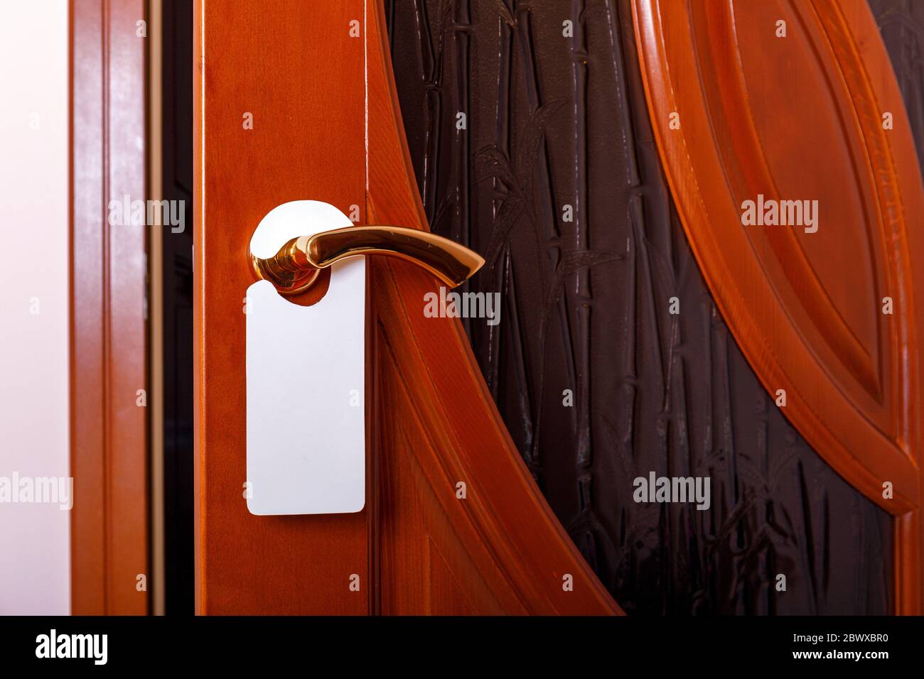 Non disturbare il segnale sulla porta. Etichetta o volantino vuoto sulla maniglia di una porta per il testo. Foto Stock