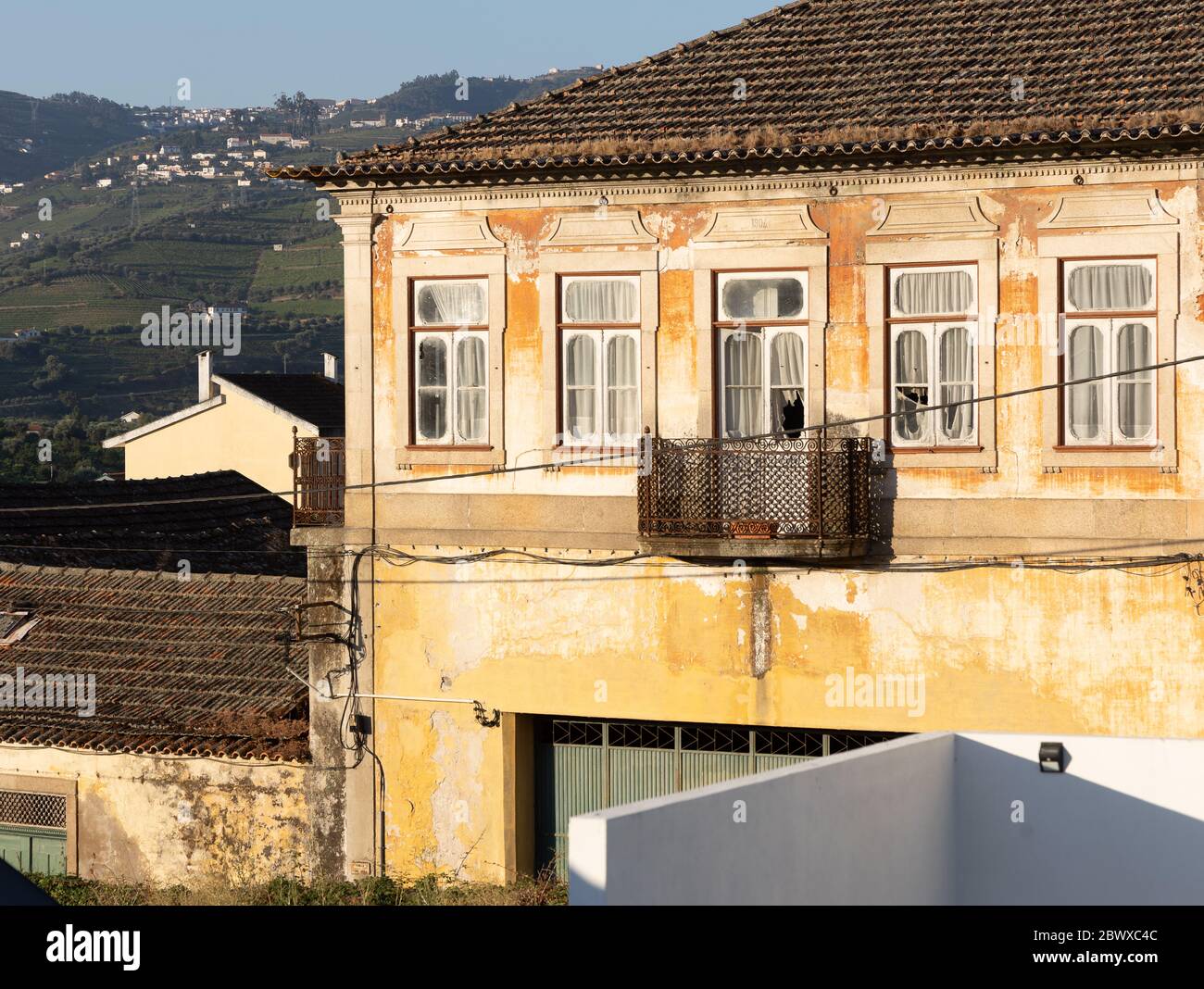 Vecchia casa di run giù grande con balcone marciato a peso da Régua, Douro Portogallo Foto Stock