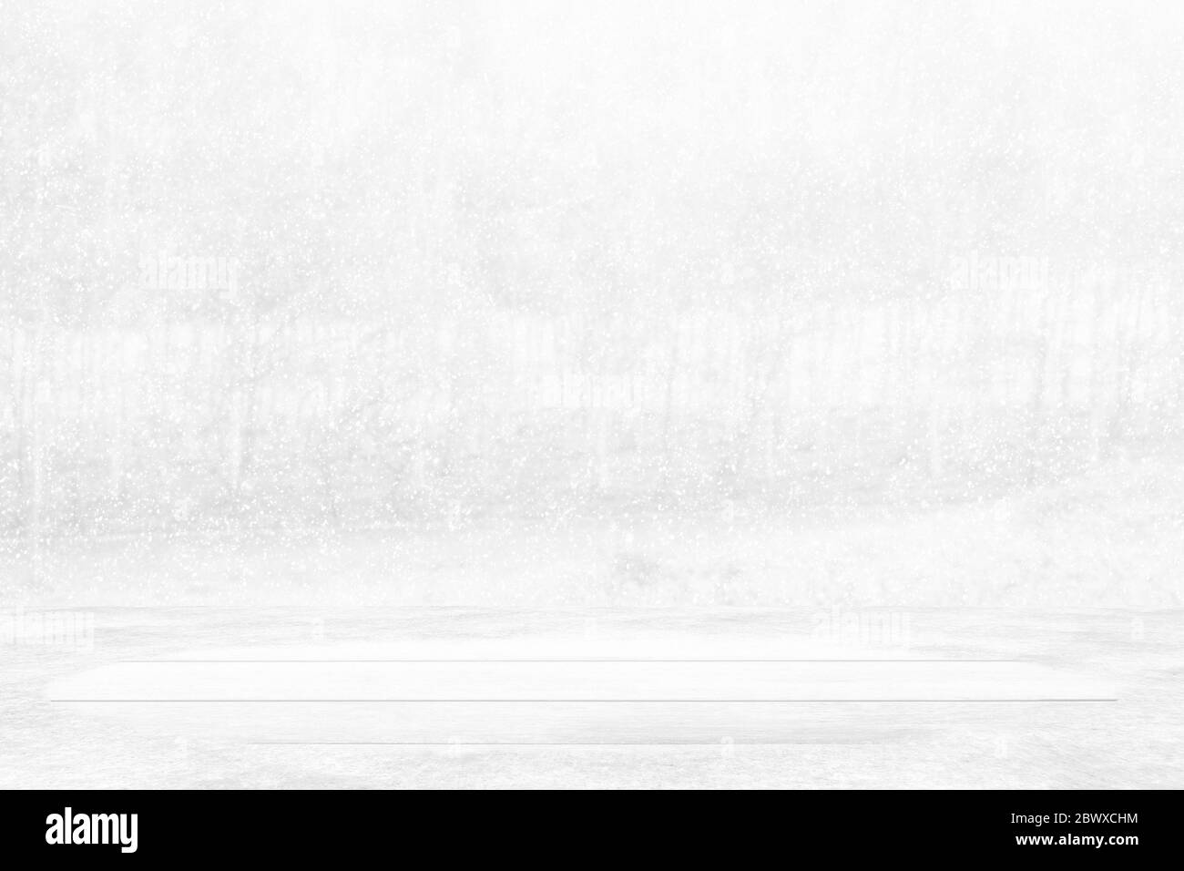 Abstract Empty White Wooden Table with Covered Snow and Blurred Forest in Winter Season background. Foto Stock